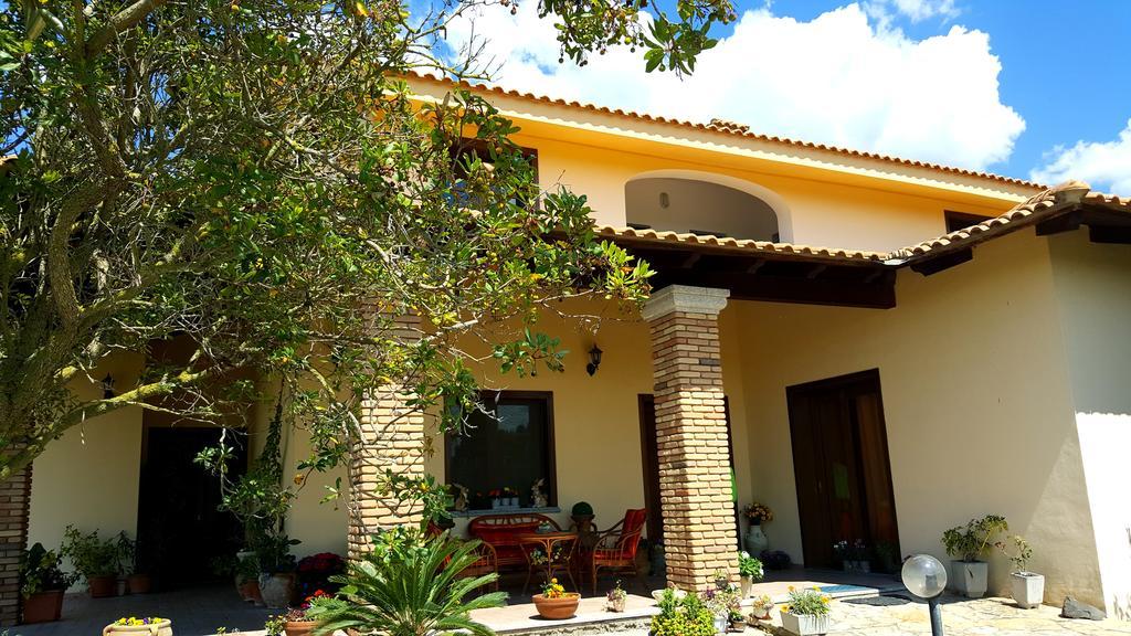 Villa Su Sattisceddu Uras Exterior foto